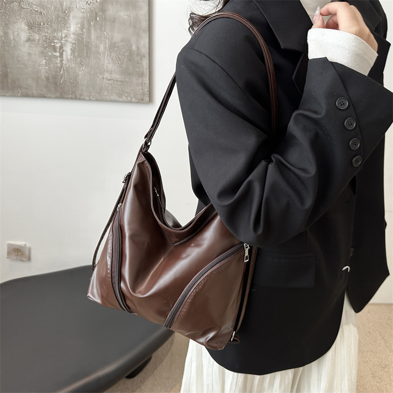 Bolso de mujer de cuero blando 2024 nueva mochila de gran capacidad de transporte de moda mochila simple ocio de moda tote