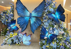 巨大な紙芸のショーウインドーの美しい陳の結婚祝いの舞台は完成品の撮影の道具を手配して花の紙の芸の青い蝶をシミュレーションします。