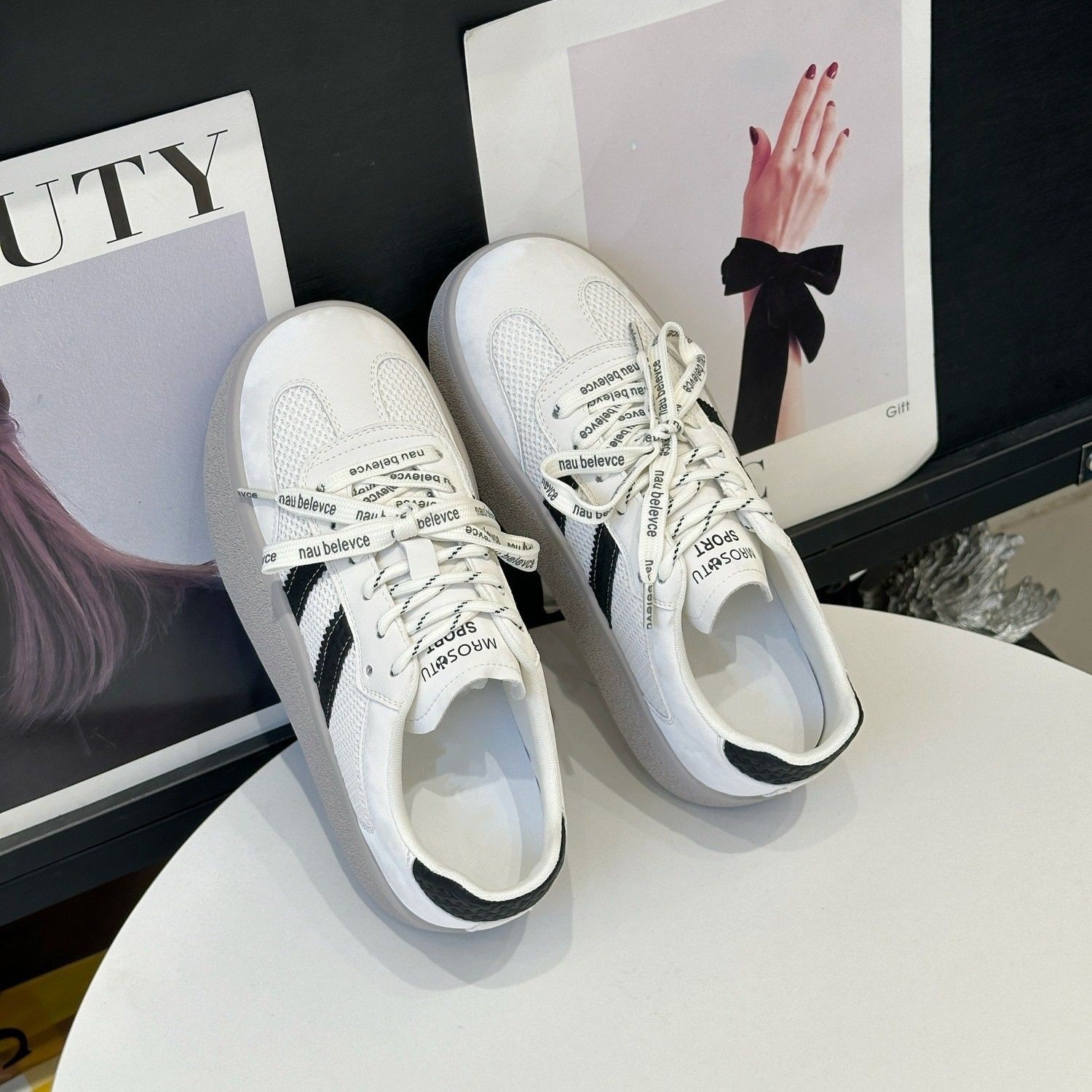 Zapatos de entrenamiento de base plana para mujeres 2026 nuevos zapatos deportivos casuales transpirables de malla con suela gruesa y altura blanca pequeña zapatos