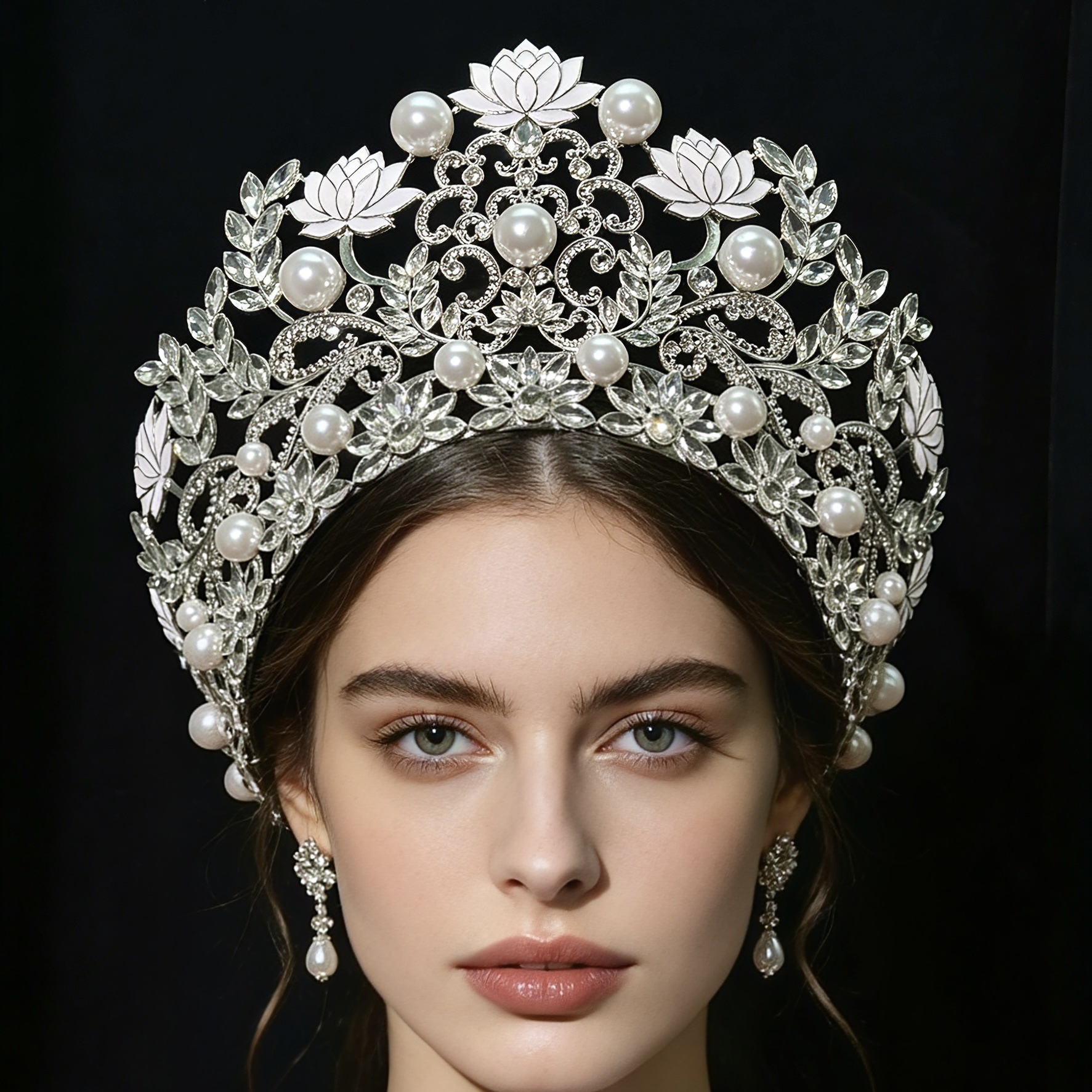 Corona Nupcial de Loto con Perlas y Pedrería de Colores