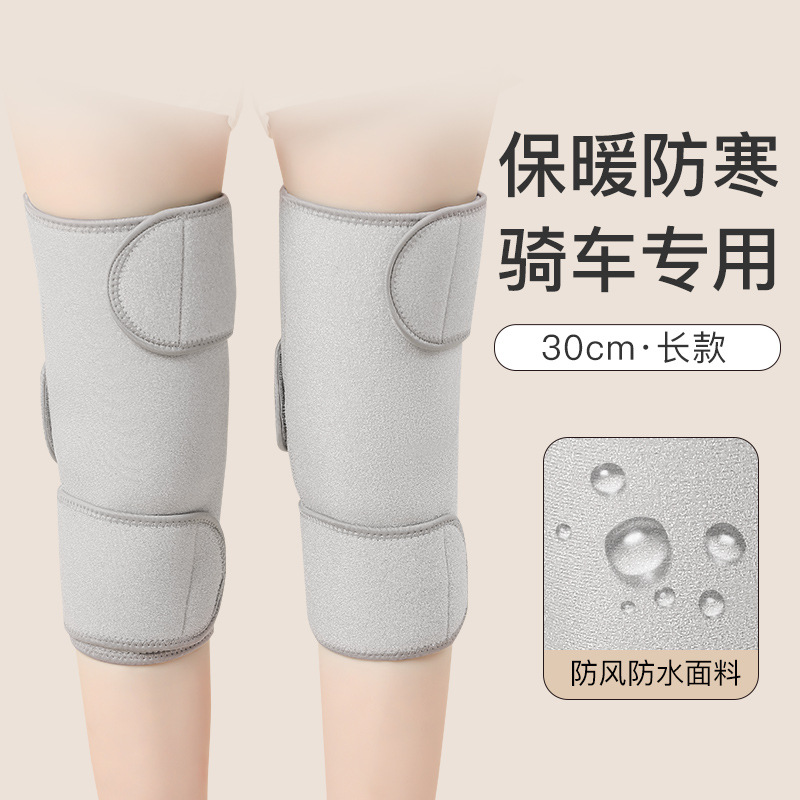 暖かい膝保護の古い寒さの足はオートバイに乗ります。