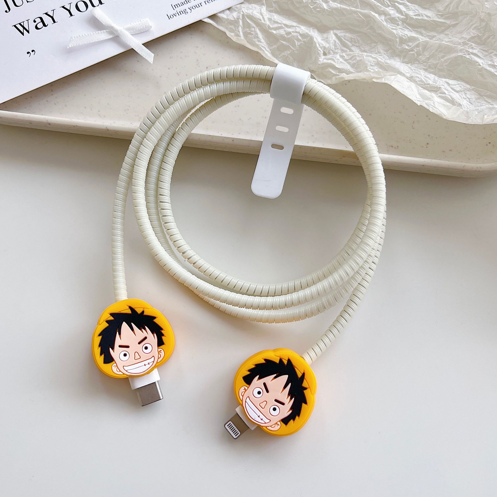 Amazon cartoon cable de datos cubierta adecuada para Apple Android cable de datos de carga rápida cuatro piezas en stock al por mayor