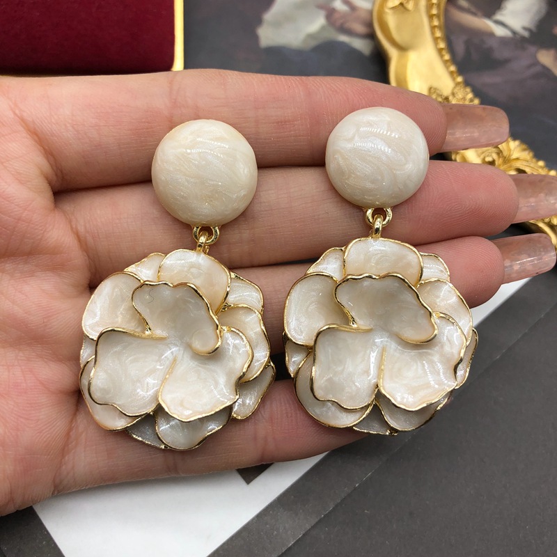1 Piece, 1 Pair Quantity Family Gathering, Tea Party Occasion Retro Flower Alloy Plating Women's Drop Earrings Ear Clips