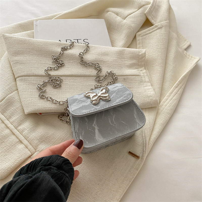Bolso de fuego para mujeres 2024 nueva cadena bolso de mochila versátil exquisito viento de verano mini bolso plateado