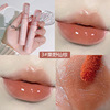 Glossy lip gloss, makeup primer, internet celebrity, mirror effect, plump lips effect