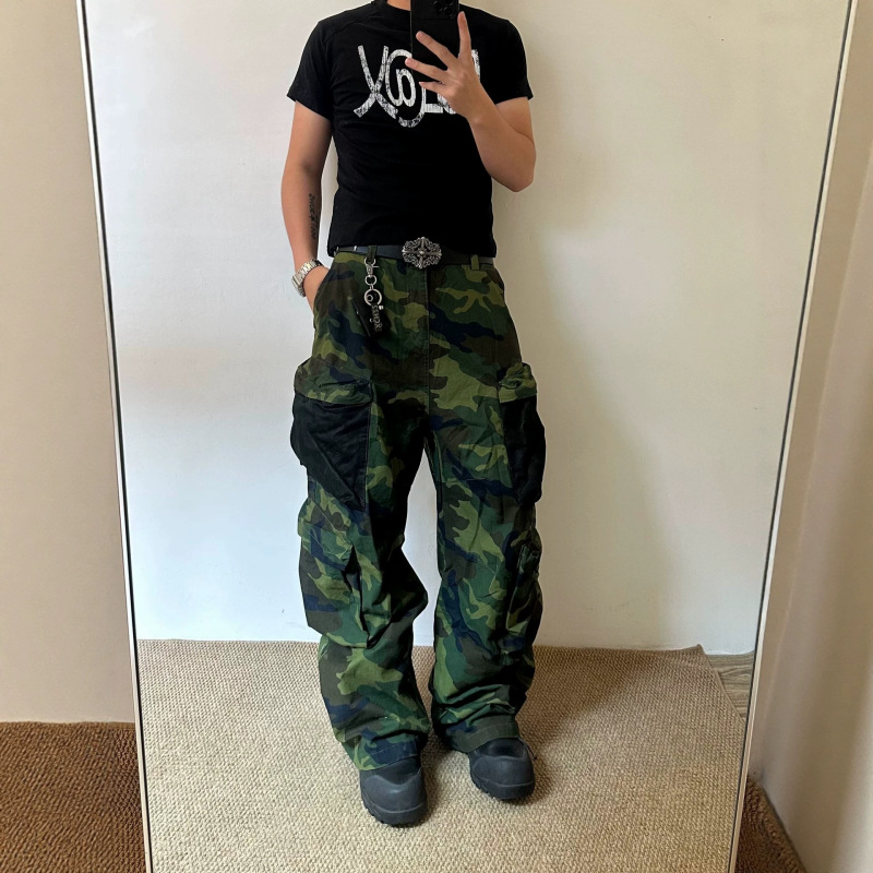 American street style camouflage loose-fit wide-leg jeans for men, featuring a sporty design with multiple pockets American street style camouflage loose-fit wide-leg jeans for men, featuring a sporty design with multiple pockets