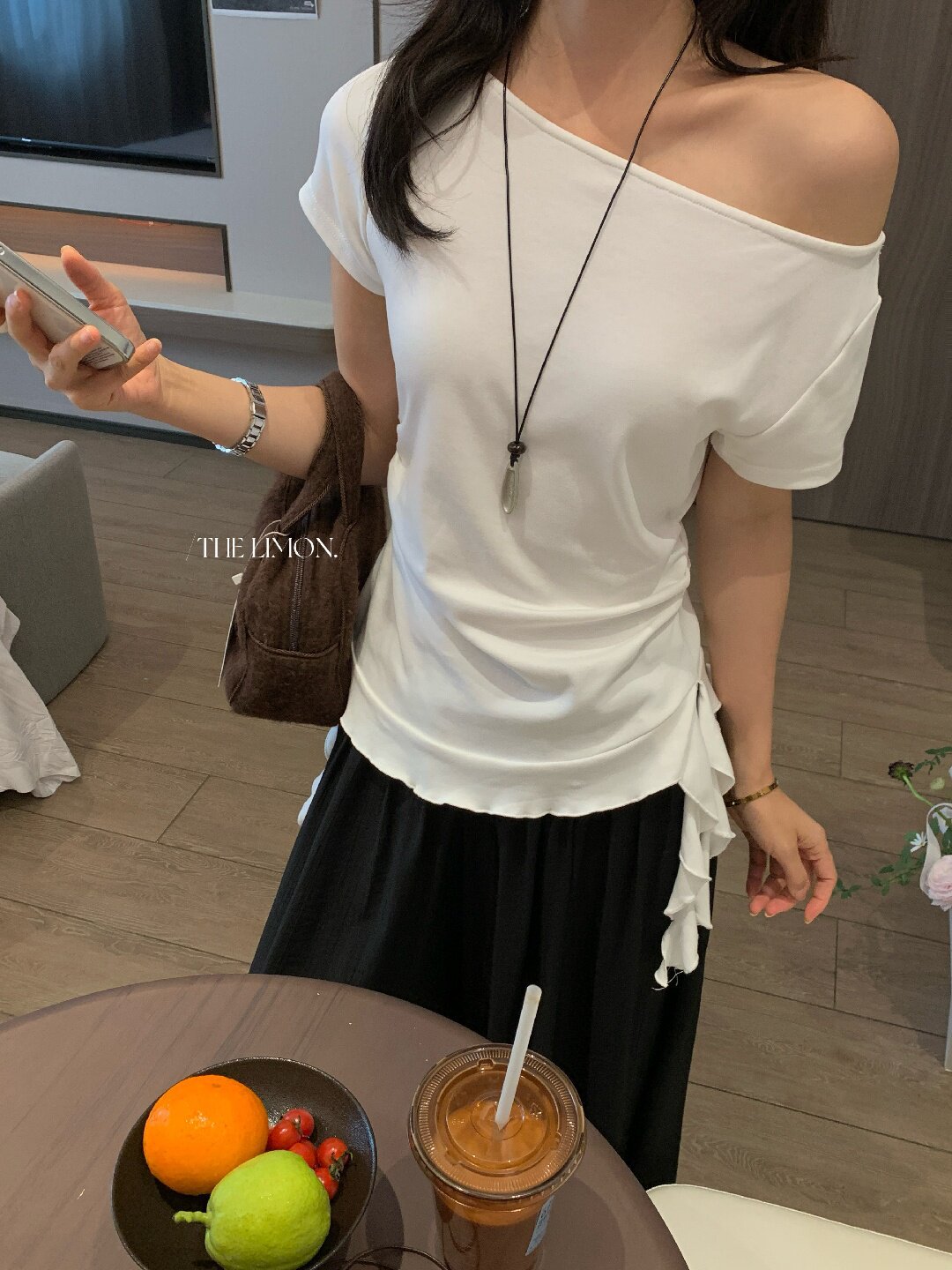 Áo thun nữ tay ngắn thiết kế lệch vai, dây rút eo, phong cách Hàn Quốc — màu đen, Màu cà phê, màu trắng, Xám hoa chi tiết 30