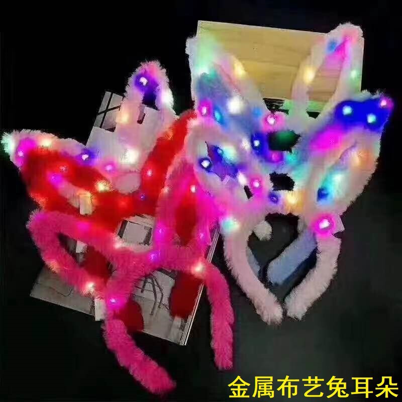 夜市に露店を出しているおもちゃが光るカチューシャが人気の商品が光る猫の耳のカチューシャのぬいぐるみのプレゼント|undefined