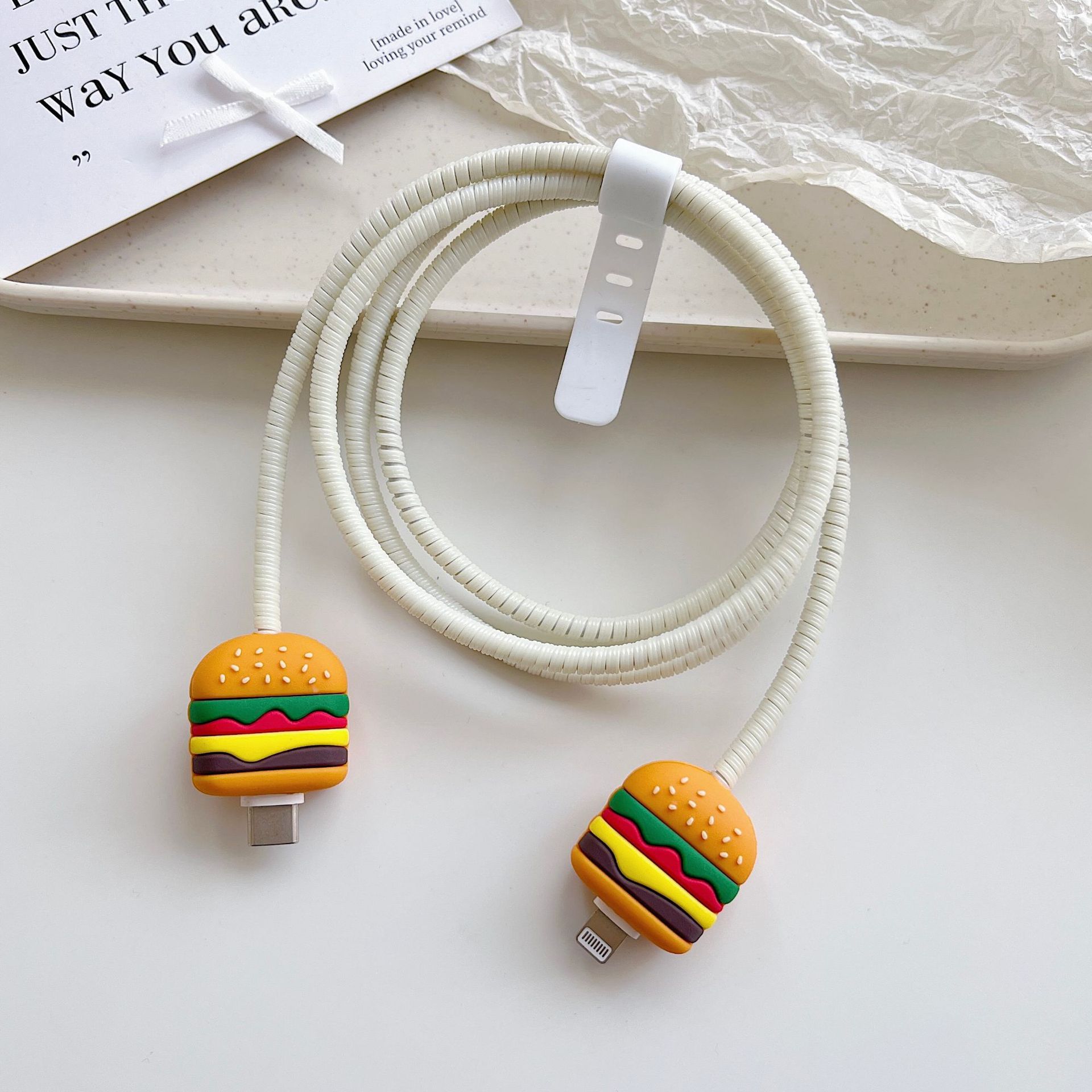 Amazon cartoon cable de datos cubierta adecuada para Apple Android cable de datos de carga rápida cuatro piezas en stock al por mayor