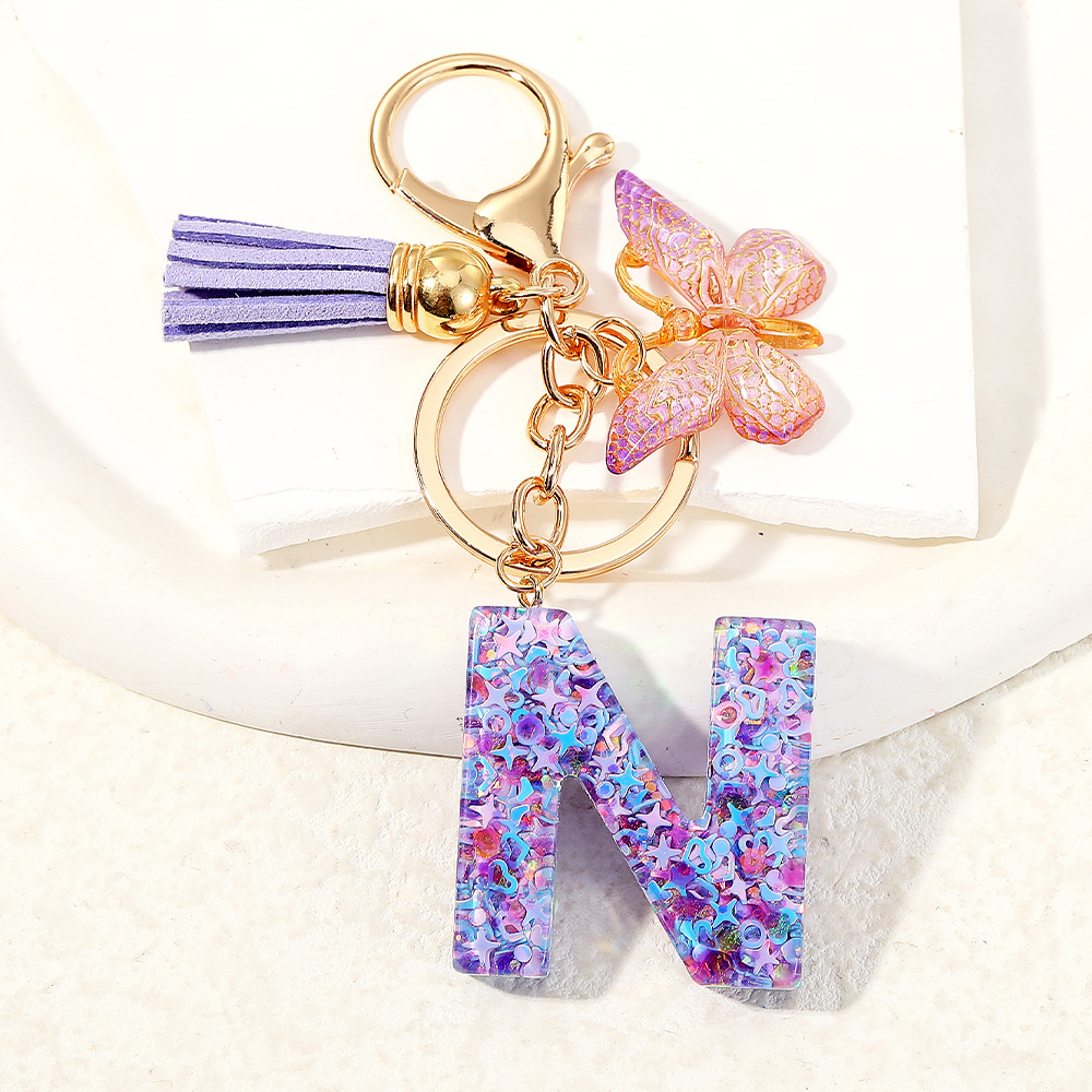 Inglés transfronterizo A-Z resina letras llavero colgante mariposa púrpura bolsos de mujer colgante llavero de automóvil