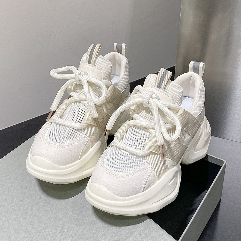 Zapatos para mujeres de primavera y otoño 2024 nuevos zapatos deportivos casuales blancos con suela gruesa muffin