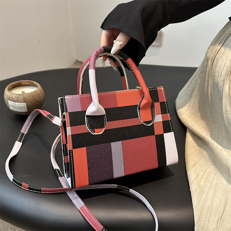 Bolso de diseño de nicho de alto nivel para mujeres 2024 nueva moda versátil bolso de hombro portátil cuadrado pequeño