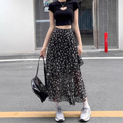 シフォンの花のフリルの縁が開いています。