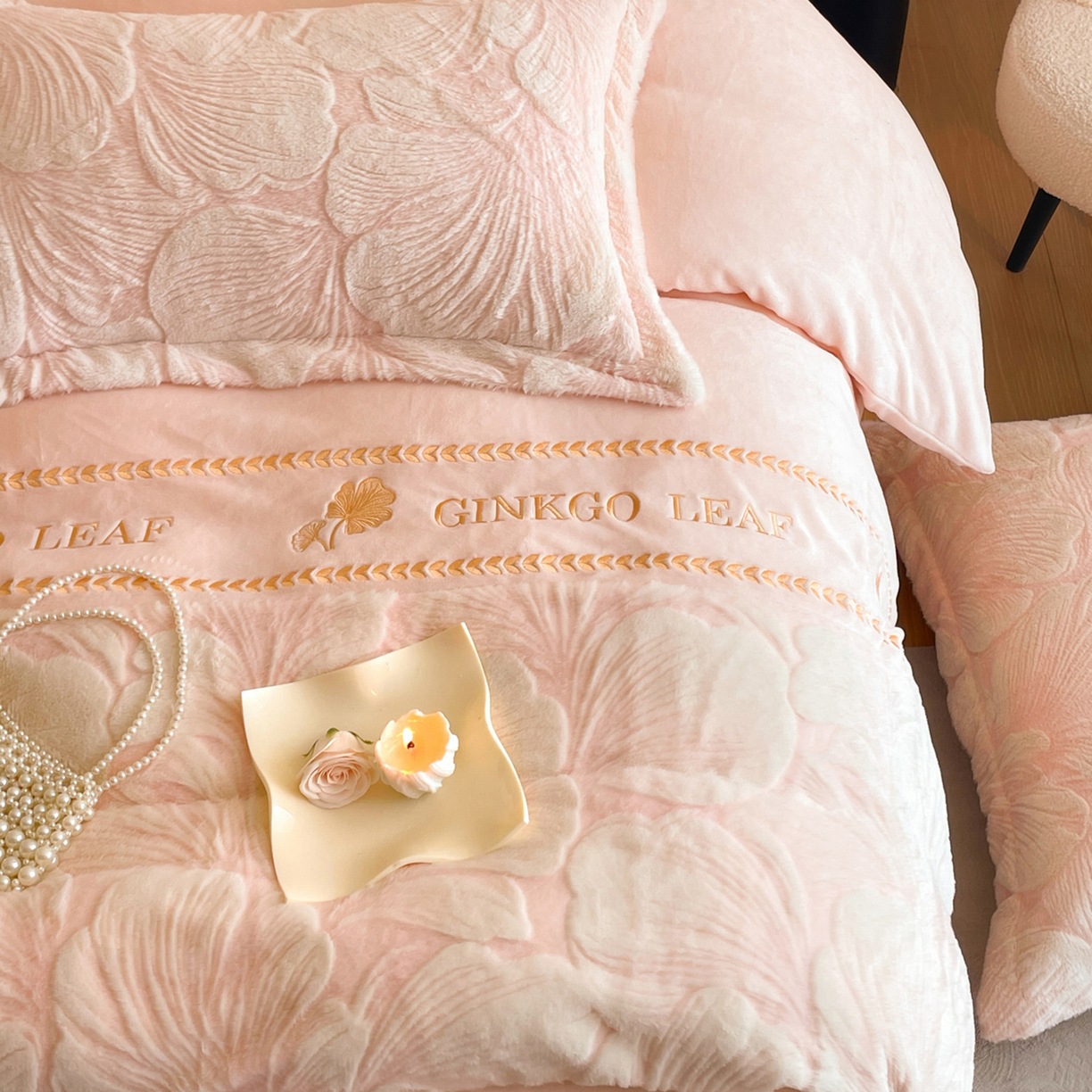Clase A de lujo ligero de invierno para madres y bebés, leche caliente y gruesa, cuatro piezas de brida de coral, tres piezas de peluche