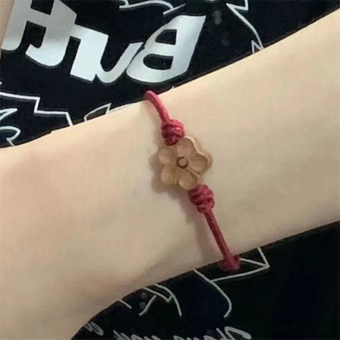 Pequeño libro rojo con madera de melocotón tallado ciruela cuerda de mano cuerda de mano tejida cuerda de la suerte para dar regalo a una amiga