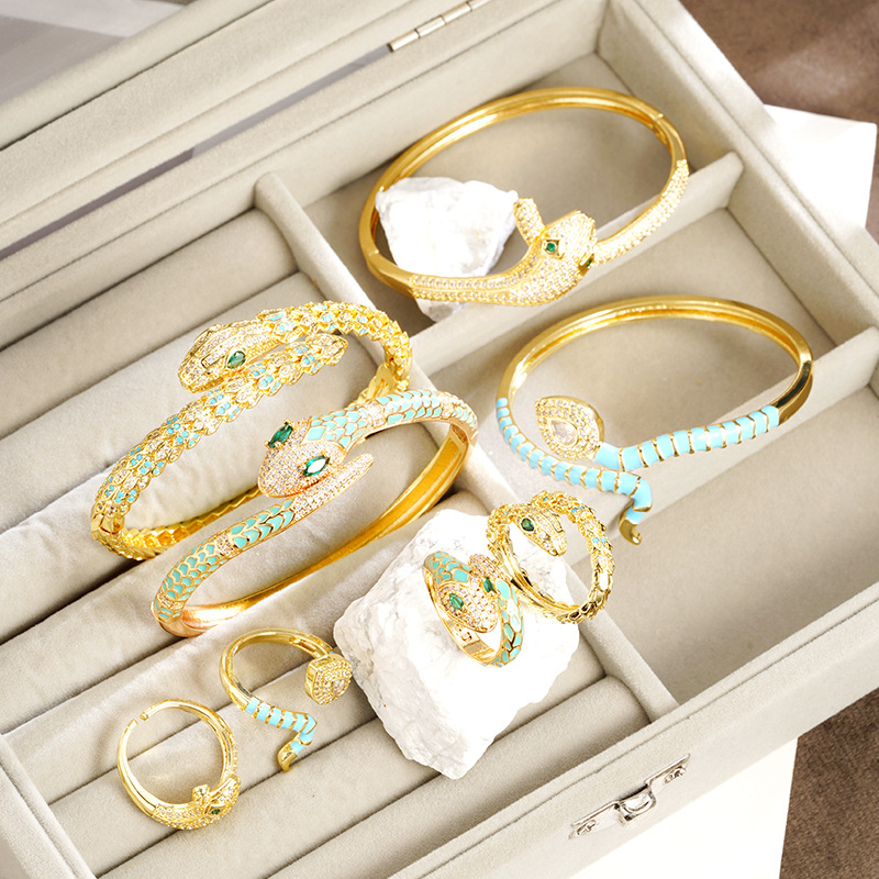 Brazalete de oro galvanizado de arena transfronteriza de 18k esmalte de color universal cabeza de serpiente de micro-pantalón anillo de piedra abierto joyas de estilo europeo y americano