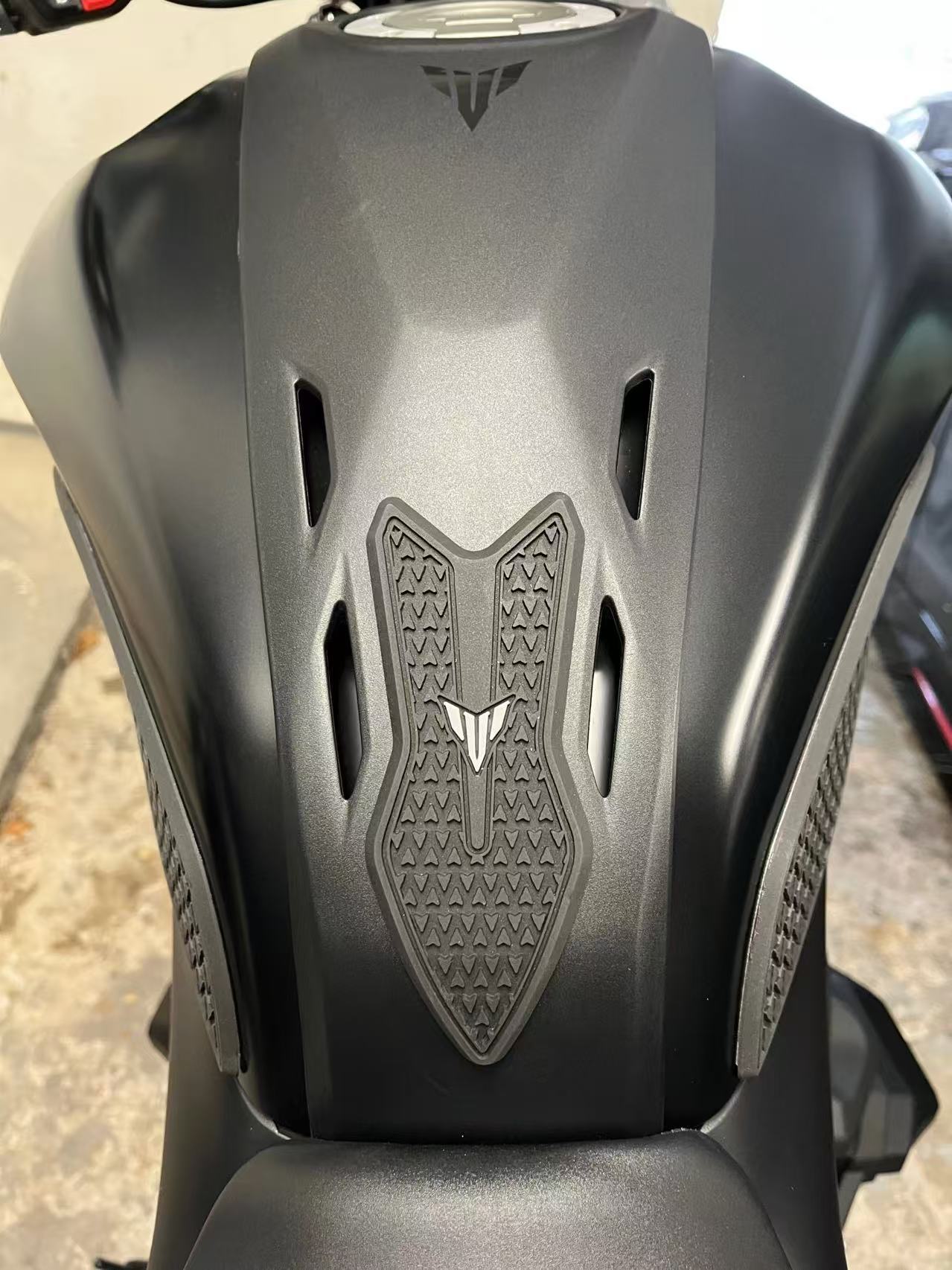 Yamaha Mt07 2025 Motorcycle Accessories Modified Fuel Tank Anti-Slip Pad Anti-Scratch and Anti-Scratch Fuel Tank Pad