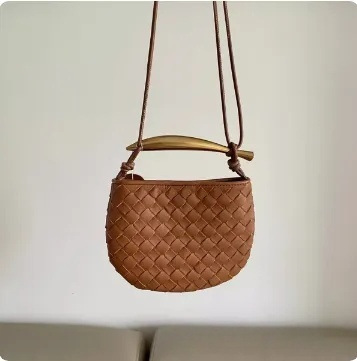 现货BV沙丁鱼编织包真皮时尚休闲高级感鲨鱼金属柄半月手提包外贸|undefined