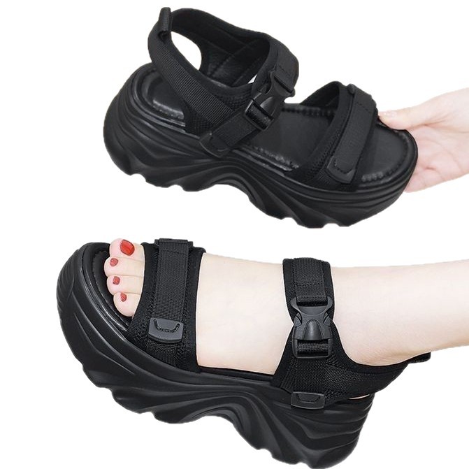 Sandalias de hebilla de muffin de fondo grueso 2026 verano de moda versátil sólido sandalias pequeñas para aumentar la altura