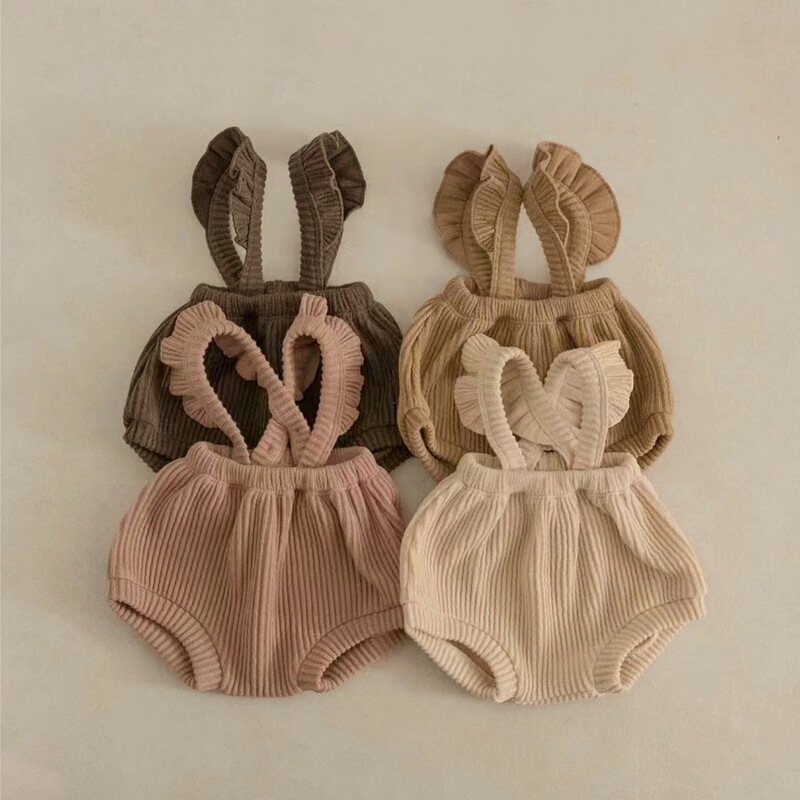 Autumn clothing for baby girls: adjustable ruffled hem overalls, baby autumn style suspender shorts Autumn clothing for baby girls: adjustable ruffled hem overalls, baby autumn style suspender shorts
