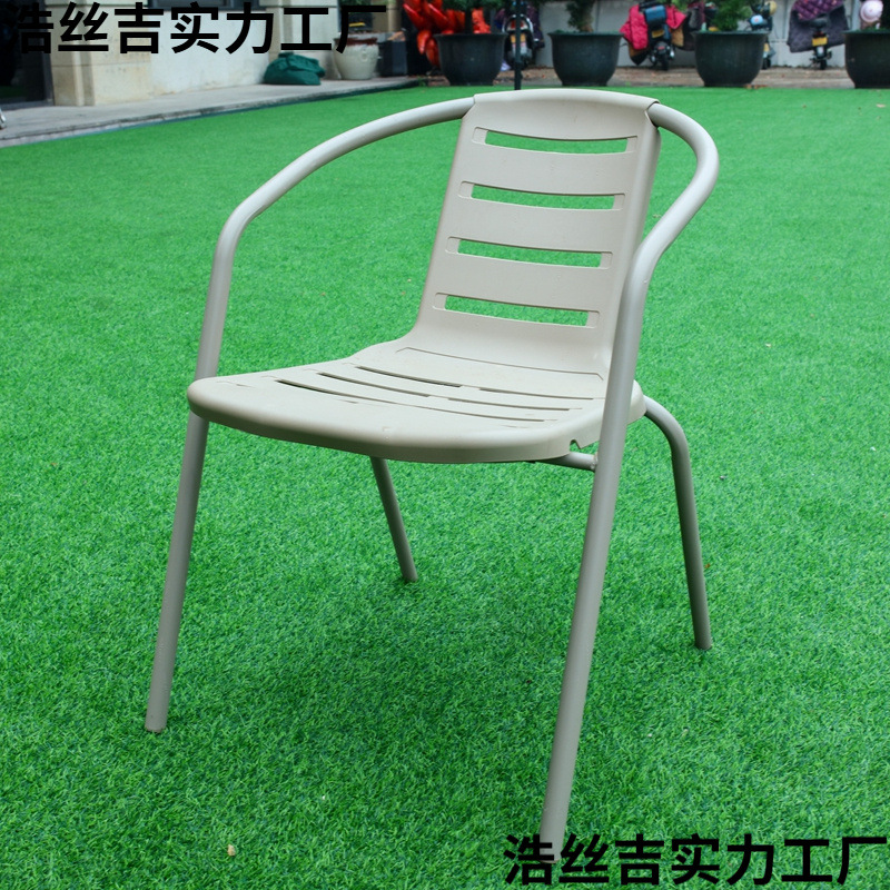 Una silla de Burdeos de champán comienza con dos manos.