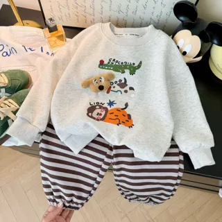立体玩偶儿童秋装新款洋气时髦套装男女童圆领卡通卫衣条纹裤