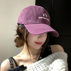 紫の刺繍の野球帽の女性の広いつばの大きい顔は顔を現します。