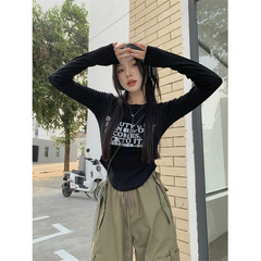 イレギュラーなシルエットのタイトフィットショート丈Tシャツ、長袖、レディース、秋、ホットガール風、レタープリント、インスタ映え、ホットガールスタイル