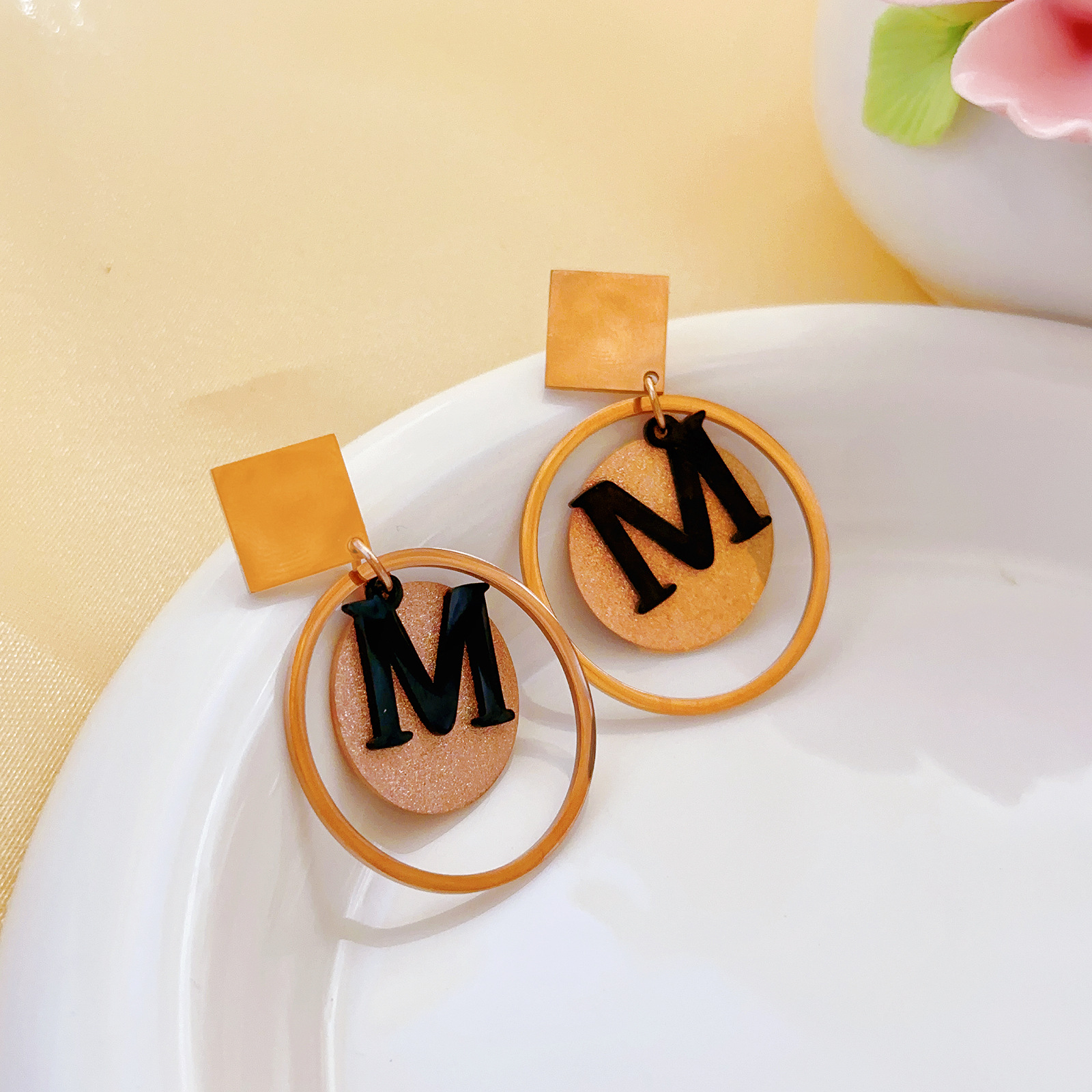 Simple esmerilado M letras de titanio pendientes de oro rosa para mujeres pendientes pendientes de lujo ligero no decoloración joyas