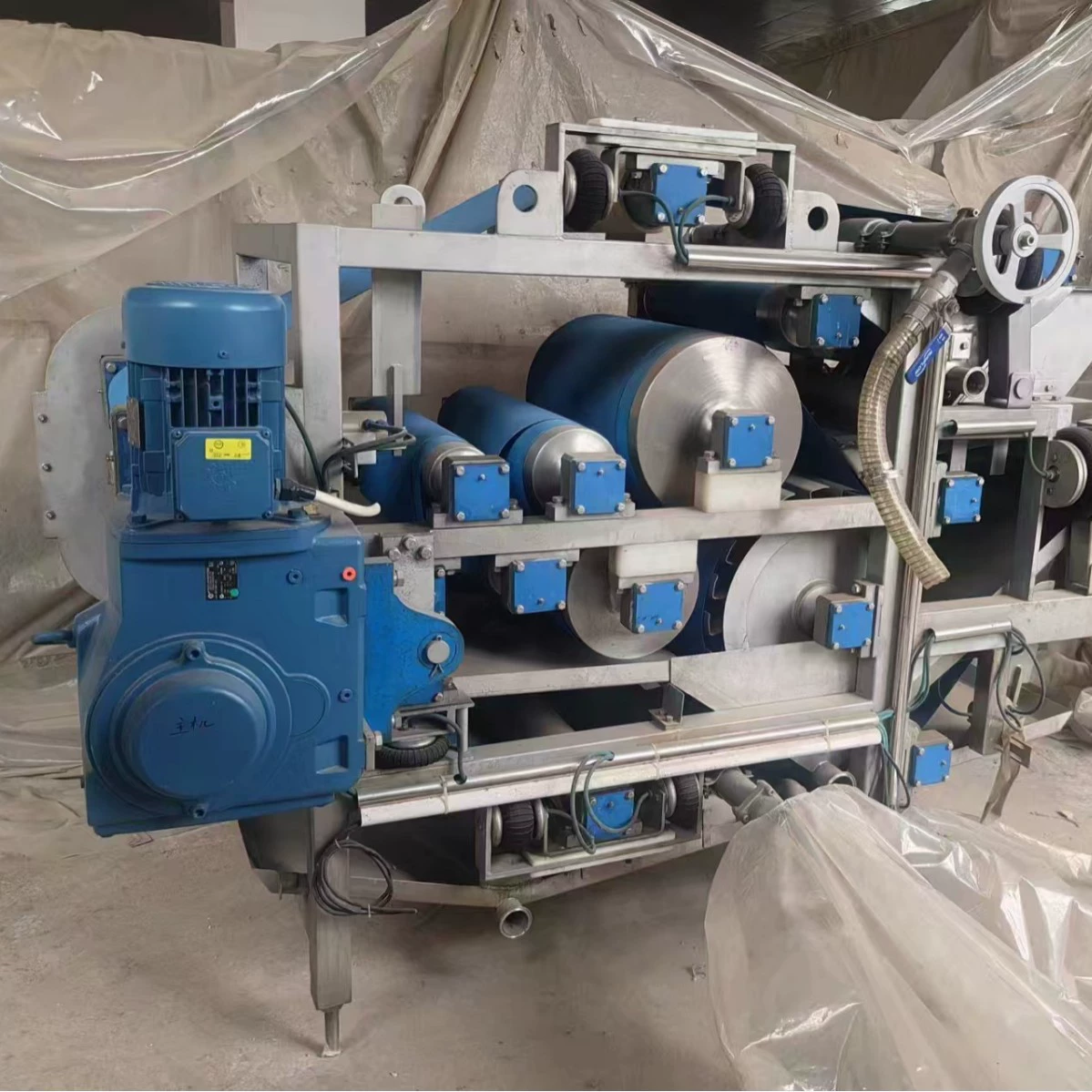 Переработка бывшего в употреблении оборудования для производства продуктов питания и напитков соковыжималка