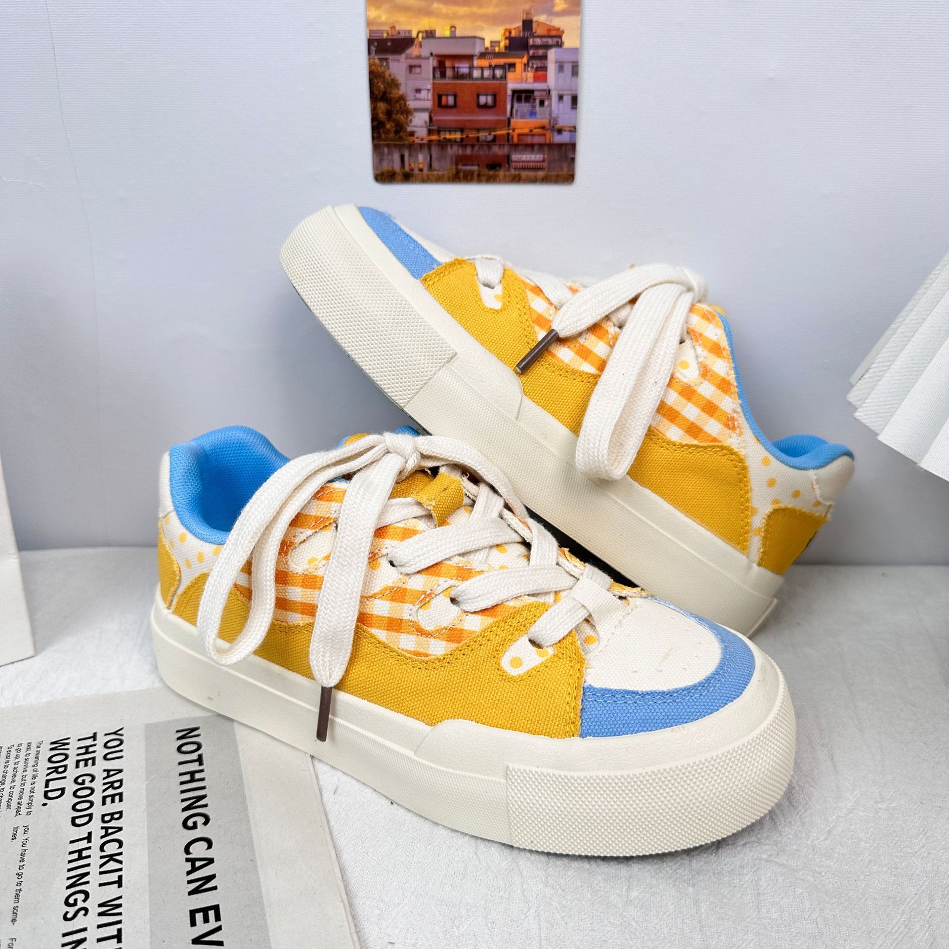 Zapatos de pan de dopamina de onda lejana 2025 nuevos zapatos de mujer de moda primavera de suela gruesa zapatos casuales de todo fósforo zapatillas de deporte para mujer