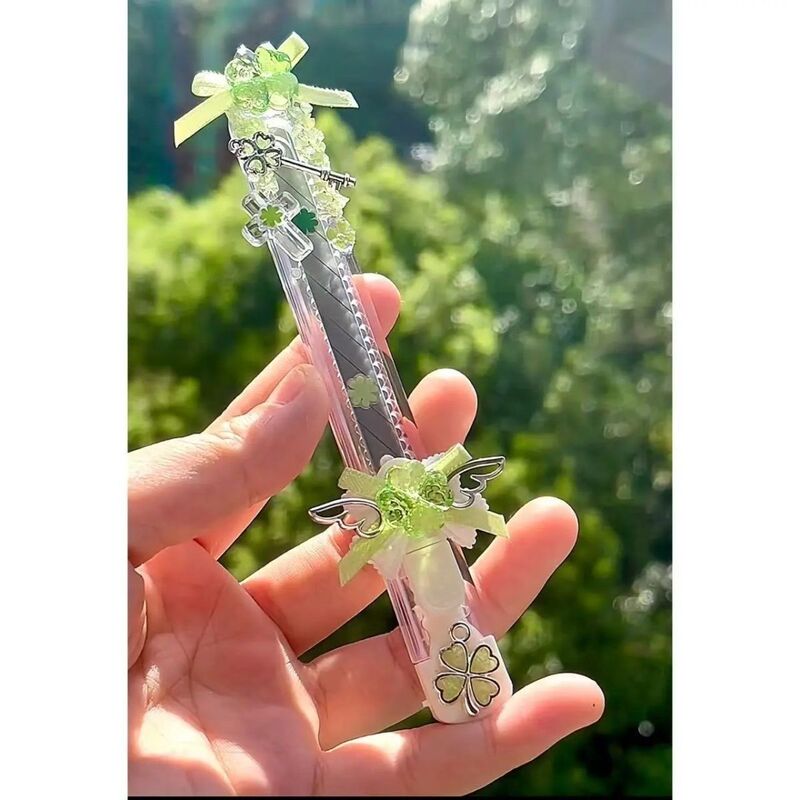 Four-leaf clover gravel keychain handmade product, exquisitely designed, ins-style unboxing photography prop, handmade knife Four-leaf clover gravel keychain handmade product, exquisitely designed, ins-style unboxing photography prop, handmade knife