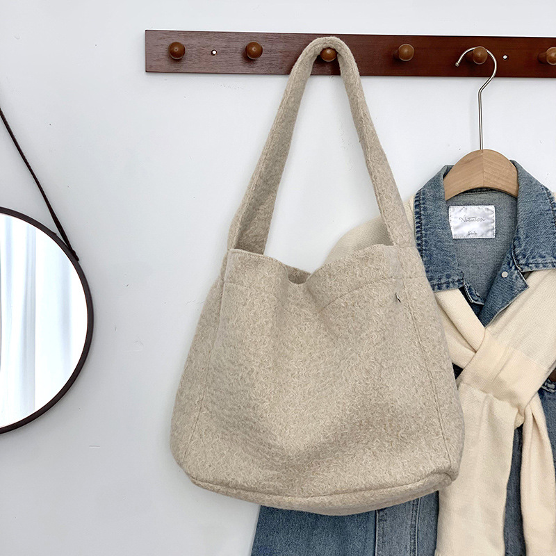 Bolso de hombro para niñas, sentido de alta gama, nicho, gran capacidad, otoño e invierno, bolso de franela de color sólido, bolso de mensajero ins al por mayor