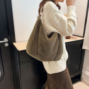 2024 Autumn and Winter Bag Women's Stuffed Cute Heart Korean Version Easiest for Match New Zipper Large Capacity Crossbody Shoulder Handbag