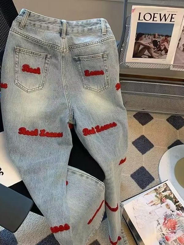 アメリカの高街のレトロな水色の高腰のストレートジーンズの女性は刺繍のデザイン感があります。|undefined