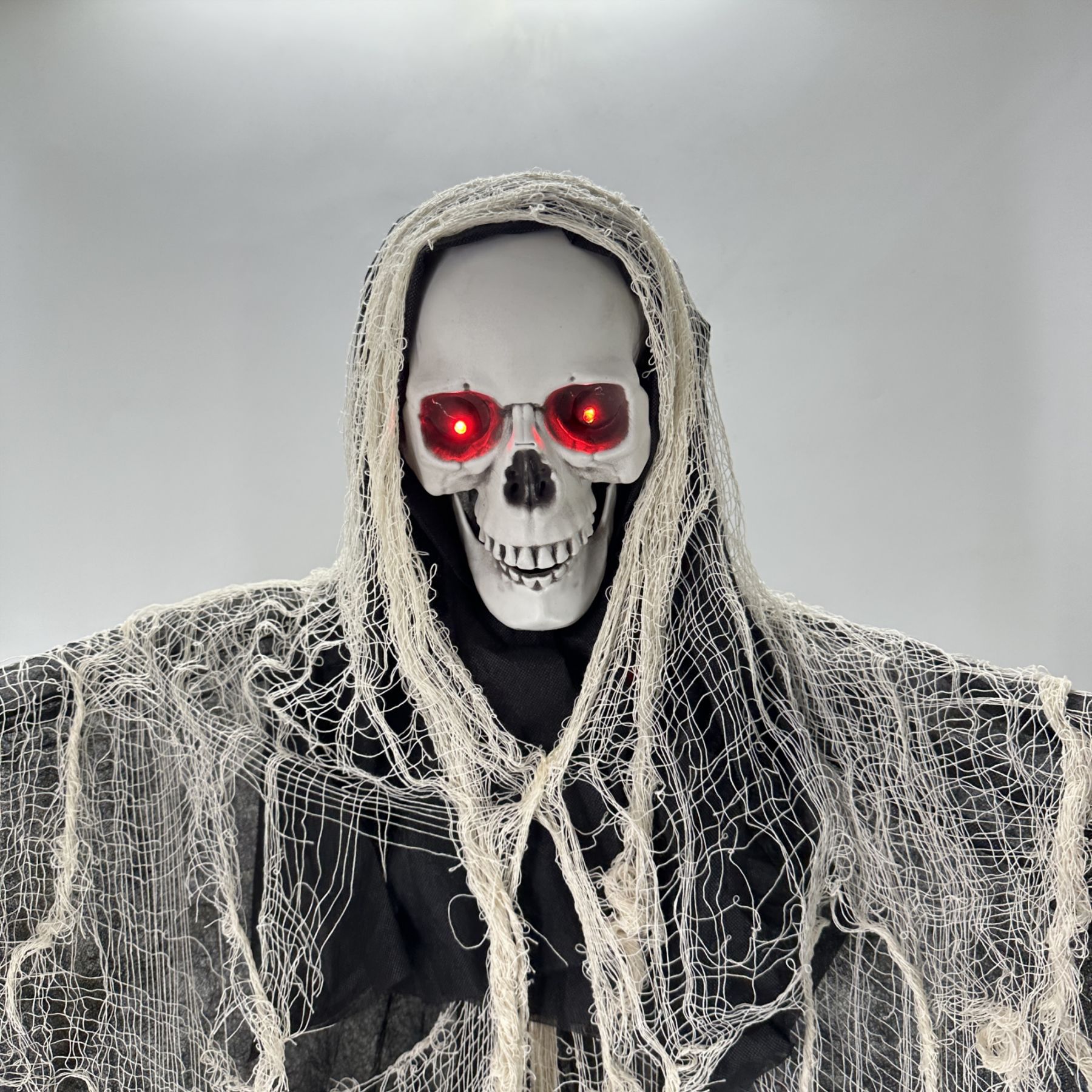 Nuevo arreglo de Halloween transfronterizo, decoración, esqueleto, fantasma de pie, detalles de malla, diseño de cadena, decoración de atmósfera de terror