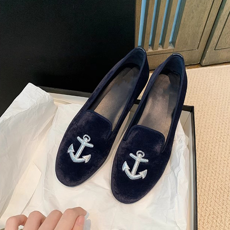 Nuevo estilo francés de otoño y invierno, bordado exquisito con un pedal de terciopelo plano con una base suave, zapatos de sol para mujeres.