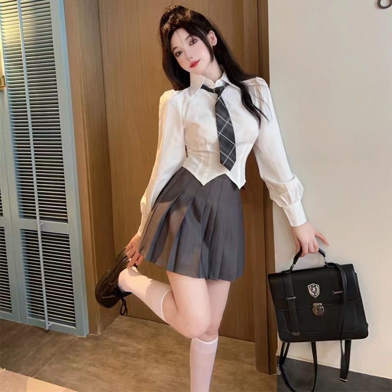 白いシャツの女性jk制服ギャルシャツ春と秋の学院風純欲は腰を収めてやせている長袖の上着を見せます。|undefined