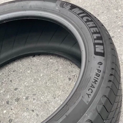 Vehicle tire 245/45R19 102V XL