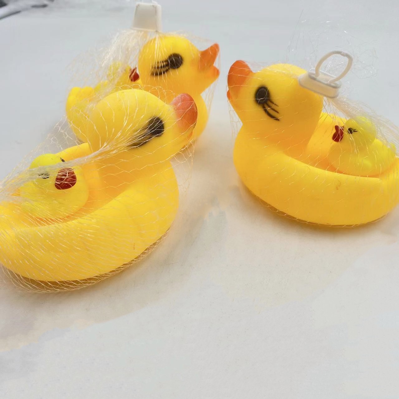 Juego de agua juguete pato Madre y niño pato pellizco y llamada tienen lugar Bolsa de red de baño Juego de 2 piezas al por mayor pato amarillo pato tienda departamental