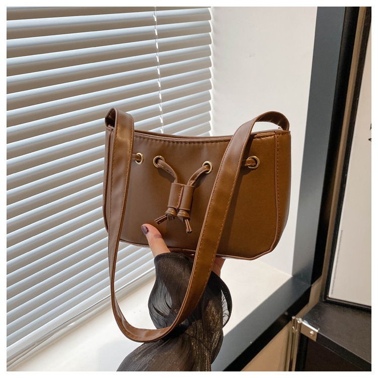 The new autumn/winter 2024 collection of women's bags features a retro and simple Korean-style underarm bag. This year, hand-held bags are in vogue, exuding a sense of sophistication undefined