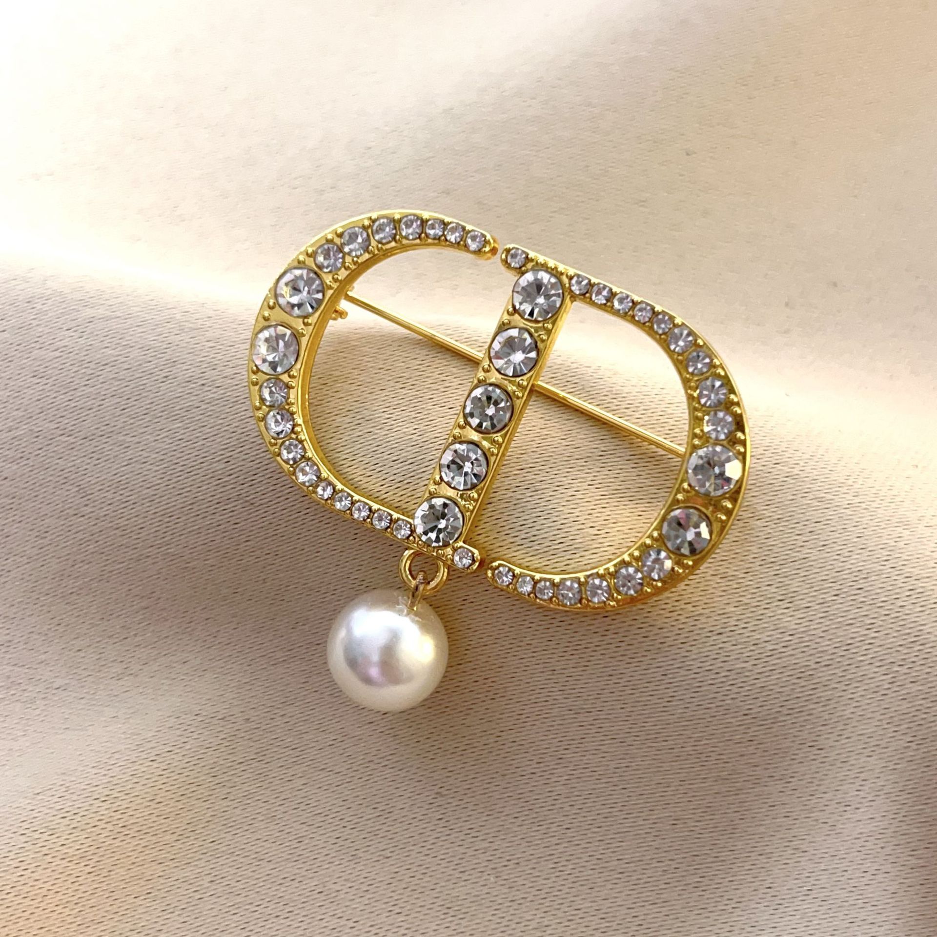 European and American style letters high-end brooch women's diamond pearl design high-end luxury elegant suit jacket clothing clothing