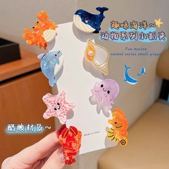 趣味の海洋動物の小さいつかみは女性の後頭部の小さいサイズの髪を挟んで漫画のかわいいサメの魚を挟みます。