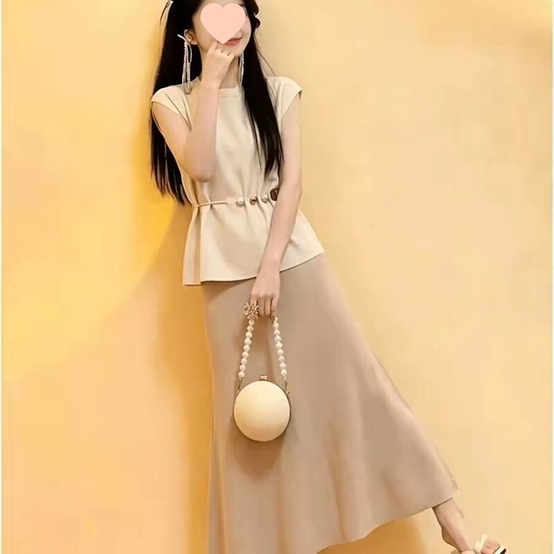 Korean-style women's outfit: a gentle and elegant short-sleeved top paired with a skirt, a stunning two-piece summer set Korean-style women's outfit: a gentle and elegant short-sleeved top paired with a skirt, a stunning two-piece summer set