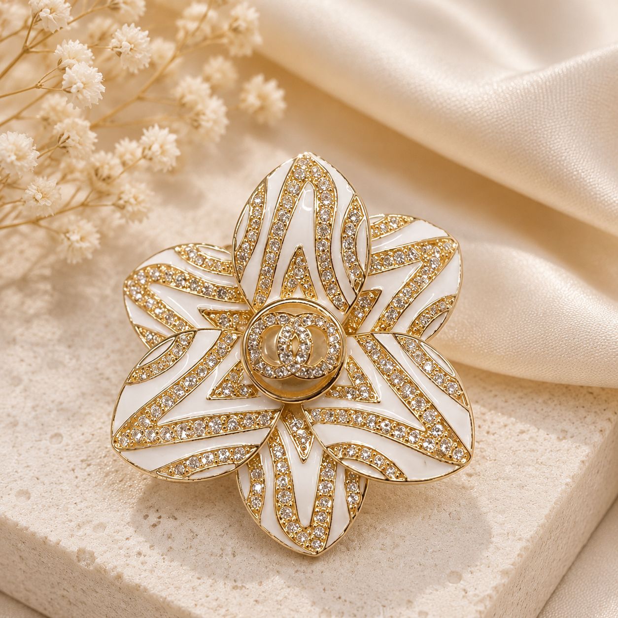 Cross-border Chanel-style brooch with a high-end, light-luxury feel, black and white enamel, rhinestones, three-dimensional petal flower brooch, wholesale from manufacturer