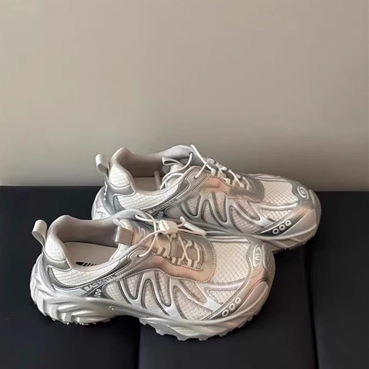 2025 여름 새로운 야외 하이킹 신발 여성 통기성 메쉬 다목적 두꺼운 밑창 스포츠 캐주얼 신발 유행 아빠 신발