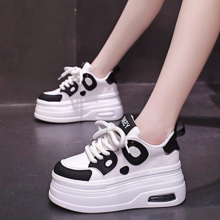 Zapatos pandas negros y blancos para mujeres 2025 otoño nuevo hombre pequeño 8cm muffin grueso aumento de altura zapatos blancos pequeños deportivos ociosos