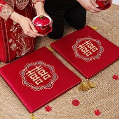 結婚してひざまずいて結婚式の敬茶を敷きます。