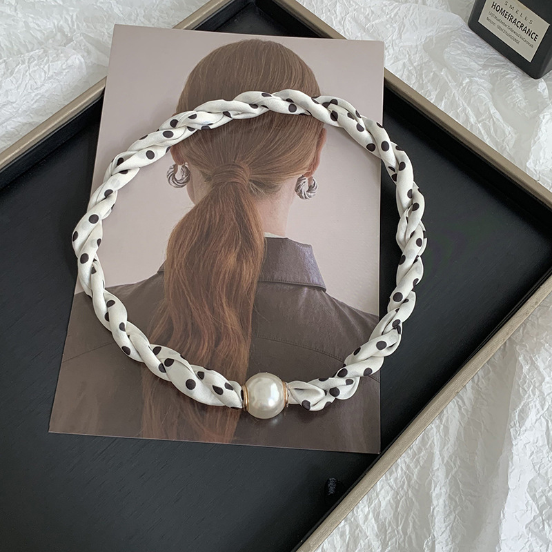 Pañuelo de seda con collar de perlas tortas Primavera y verano Nuevos productos Temperamento de moda Decoración multifuncional Pañuelo de seda con hebilla magnética para mujer