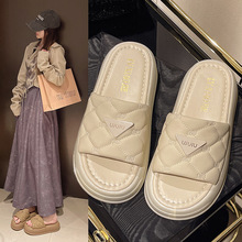 2025新款踩屎感拖鞋女春夏高级设计感软底防滑厚底海边沙滩凉拖鞋